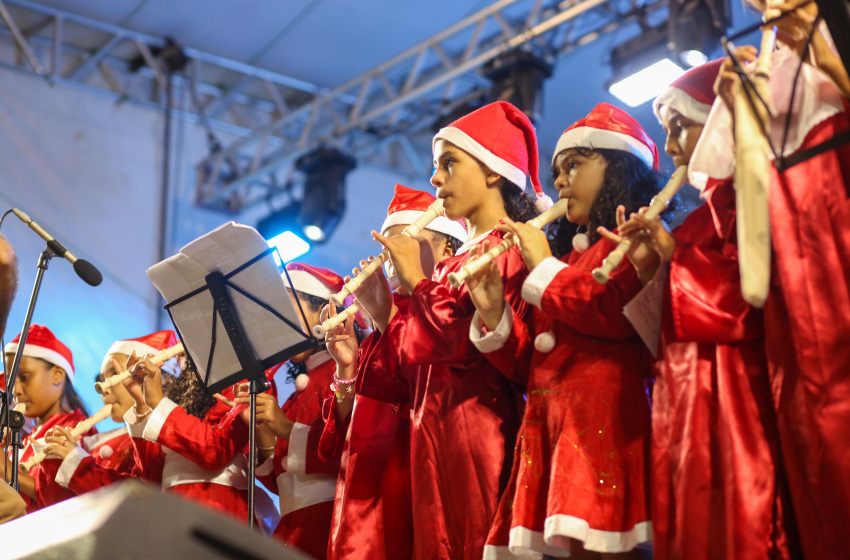 Alunos de escola municipal fazem concerto de Natal na Praça Multieventos