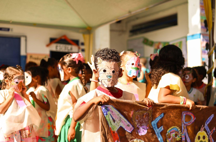 Com obras produzidas por alunos, Escola Municipal Floriano Peixoto realiza V Feira Literária