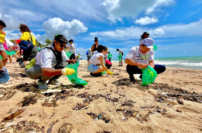 Mutirão recolhe resíduos descartados de forma irregular na praia da Jatiúca