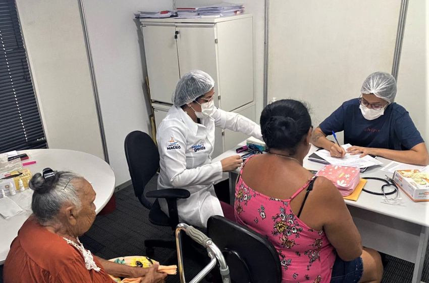 Secretaria de Saúde de Maceió atende moradores do Flexal com diversos serviços