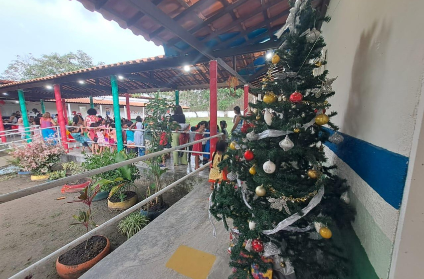 Escola Santo Antônio comemora o Natal com música e diversão