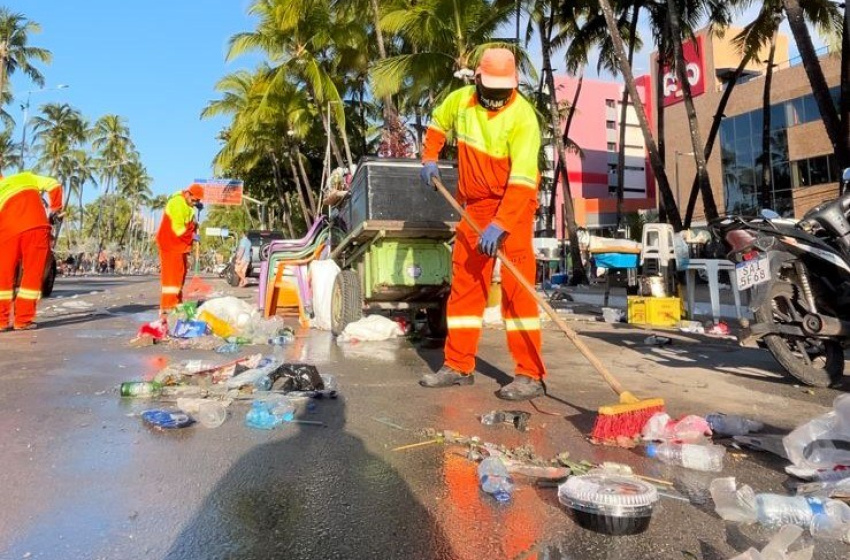 Prefeitura de Maceió recolhe 61 toneladas de lixo deixadas nas praias durante a virada