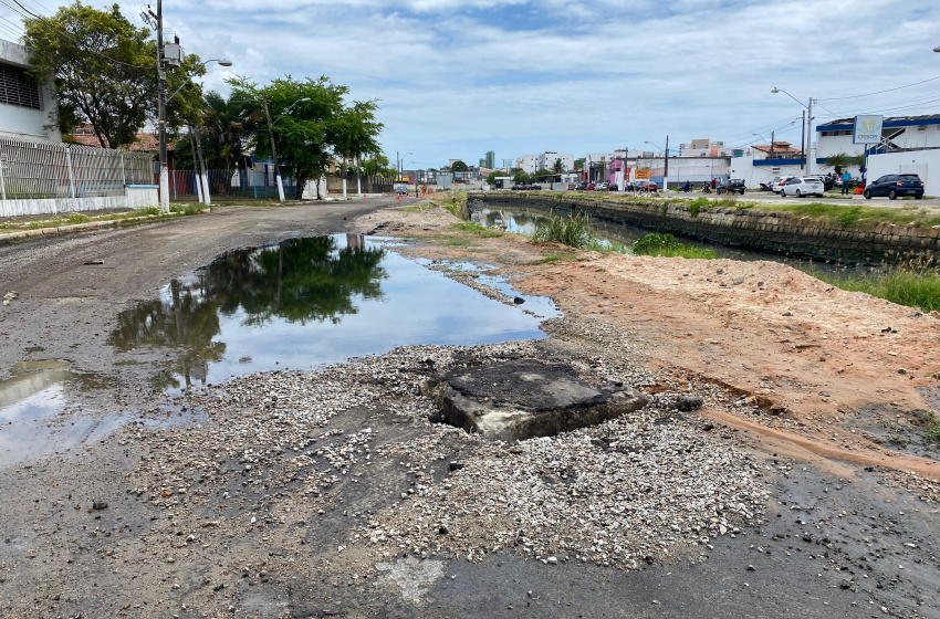 Fiscalização ambiental autua BRK após lançamento de esgoto em rua no Centro de Maceió
