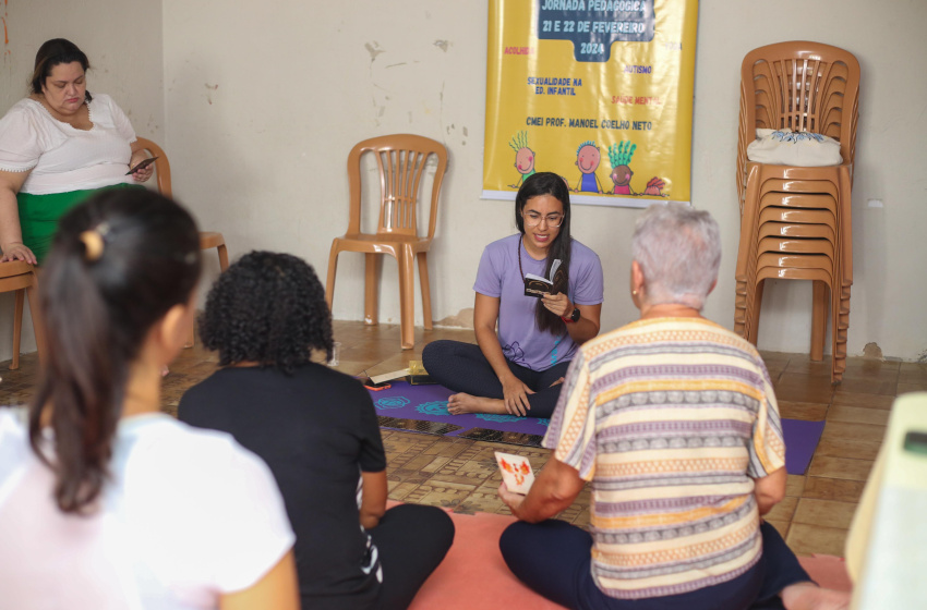 Servidores da creche Manoel Coelho Neto participam de palestras e atividades físicas