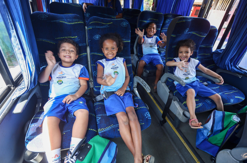 Crianças do CMEI de Riacho Doce recebem transporte escolar pela primeira vez