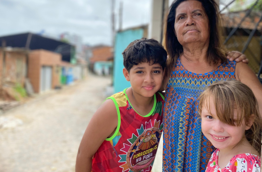 População comemora nova iluminação em ruas do Jacintinho