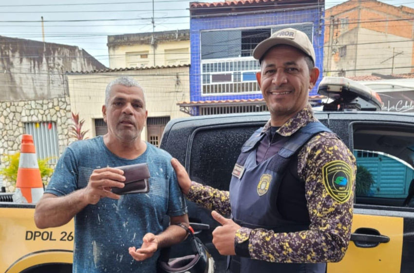 Agentes do DMTT entregam documentos perdidos no São João Massayó