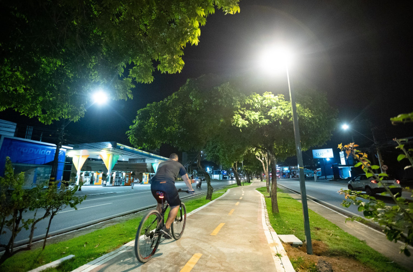 Instalação de postes é concluída nas ciclovias da Fernandes Lima e Durval de Góes Monteiro