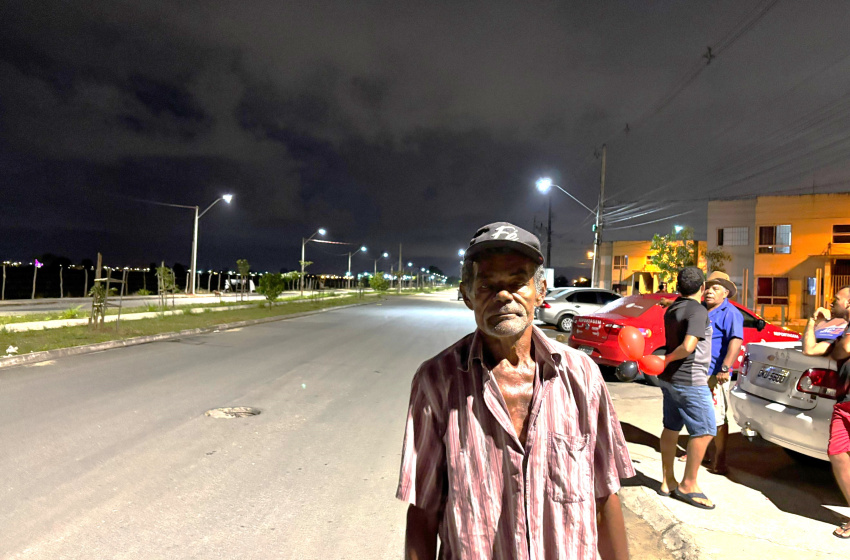 Moradores de residenciais no Benedito Bentes comemoram chegada de nova iluminação