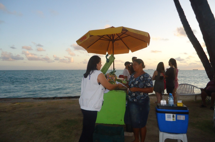 Vigilância Sanitária de Maceió orienta vendedores de alimentos da orla marítima