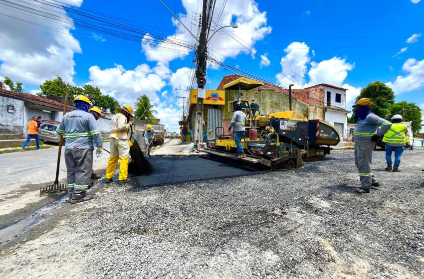 Prefeitura pavimenta ruas do bairro Santa Amélia