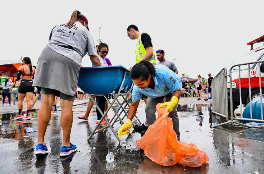 Cooperativa realiza coleta seletiva em evento de corrida na orla de Maceió