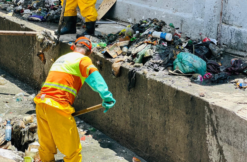 Prefeitura de Maceió intensifica limpeza de canais antes do período chuvoso