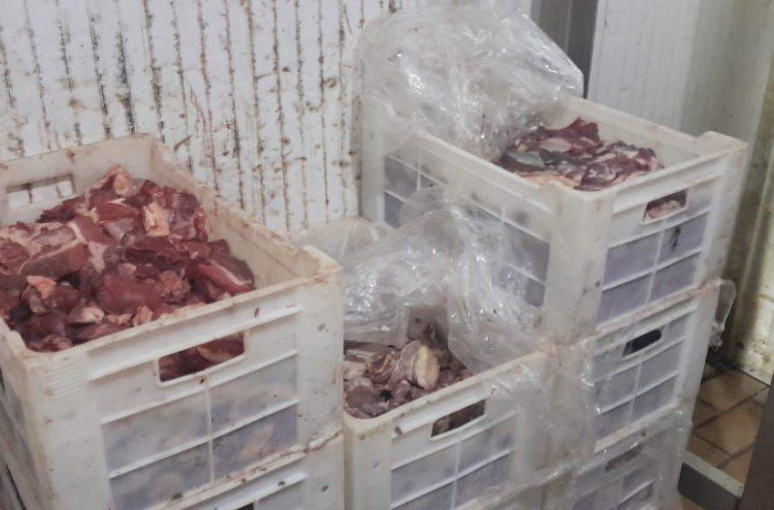 Vigilância Sanitária apreende 400 kg de carnes estragadas em supermercado