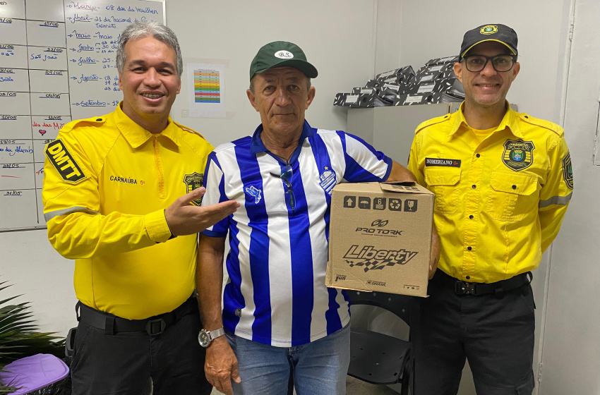 Motociclista recebe capacete novo em sorteio promovido pelo DMTT