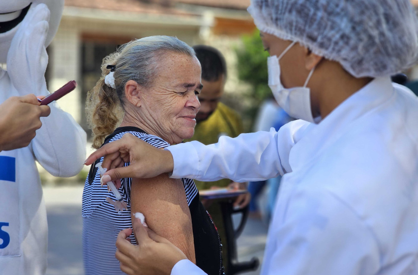 ImunizaVan aplica mais de 200 doses de vacina em moradores do Petrópolis