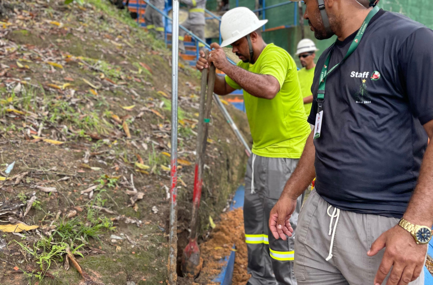 Prefeitura amplia rede de LED na Grota da Alegria com 15 novos postes em escadaria da comunidade