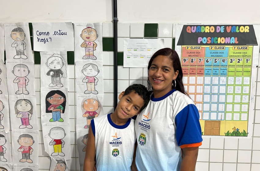 'Nunca é tarde': escola municipal se torna espaço de transformação para adultos que voltam a estudar, juntos aos filhos e netos