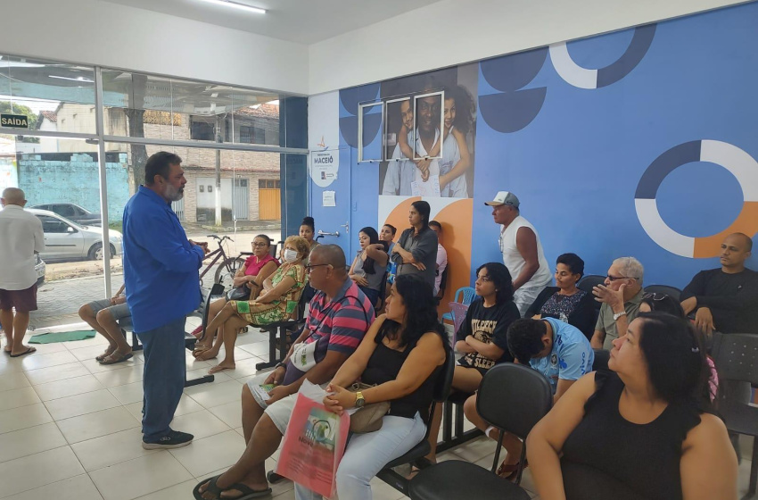 Equipe e-Multi orienta população sobre combate às zoonoses