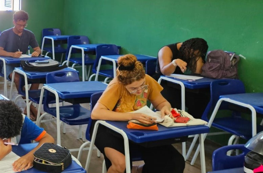 Curso de inglês ajuda massoterapeuta que atua na orla de Maceió a se comunicar com o público
