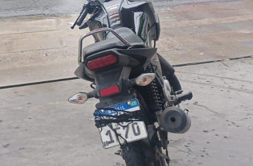 Condutor inabilitado é abordado pelo DMTT após tentativa de ocultar placa na Fernandes Lima