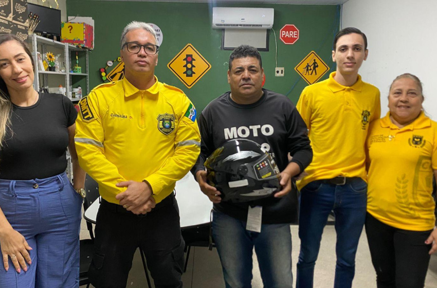 Motociclista de aplicativo ganha capacete em sorteio promovido pelo DMTT