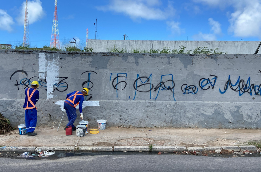 Vândalos picham ponto revitalizado pela Alurb no Jacintinho
