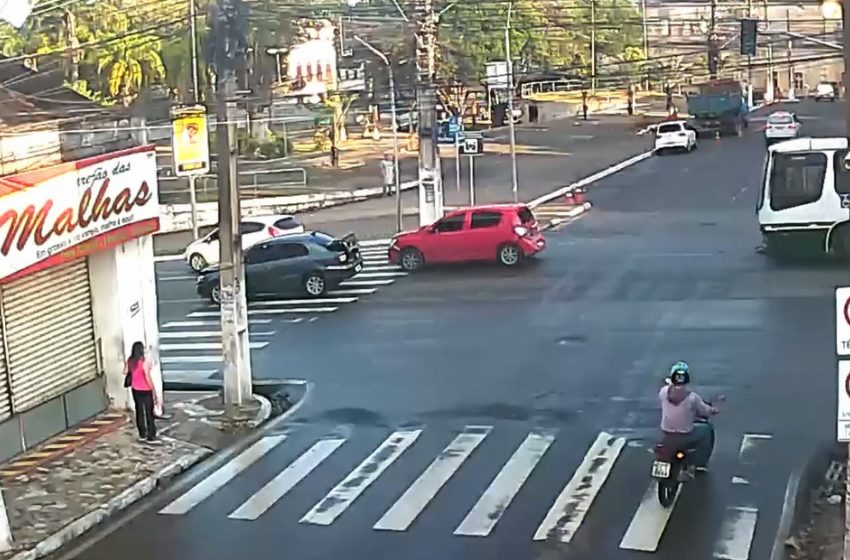 Imagens do acidente entre ônibus e três carros foram gravadas pelo videomonitoramento da SMTT