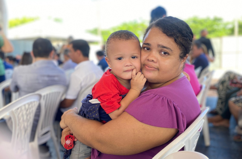 Moradores de comunidades à margem da lagoa comemoram mudança de vida