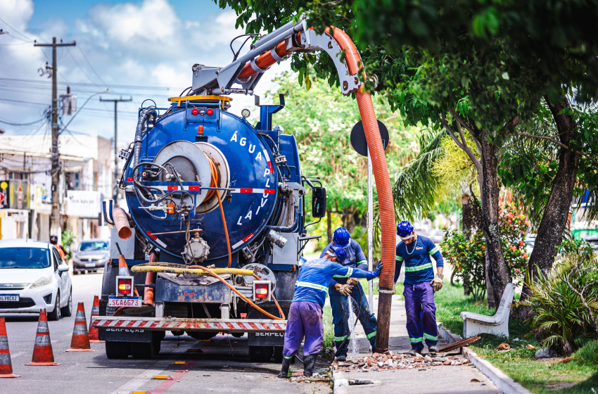 Infraestrutura faz mutirão para limpar rede de drenagem no Graciliano Ramos