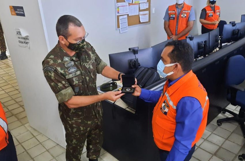 Defesa Civil de Maceió recebe medalha do 59º Batalhão de Infantaria Motorizada