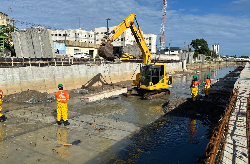 Obras de canalização do Riacho Salgadinho avançam com colocação de placas de concreto