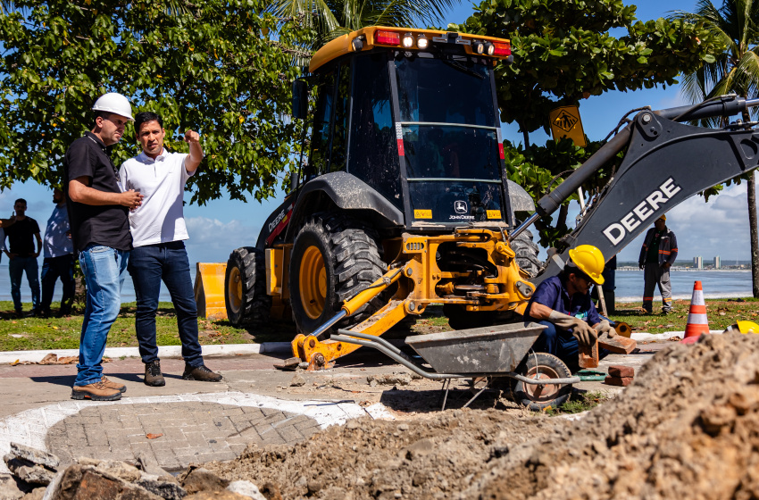 Vice-prefeito e titular da Seminfra acompanha troca de tubulação em avenida de Jaraguá