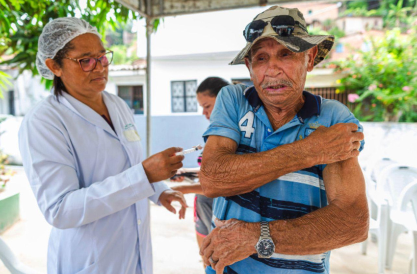 Moradores do Reginaldo participam de ação para atualizar vacinas