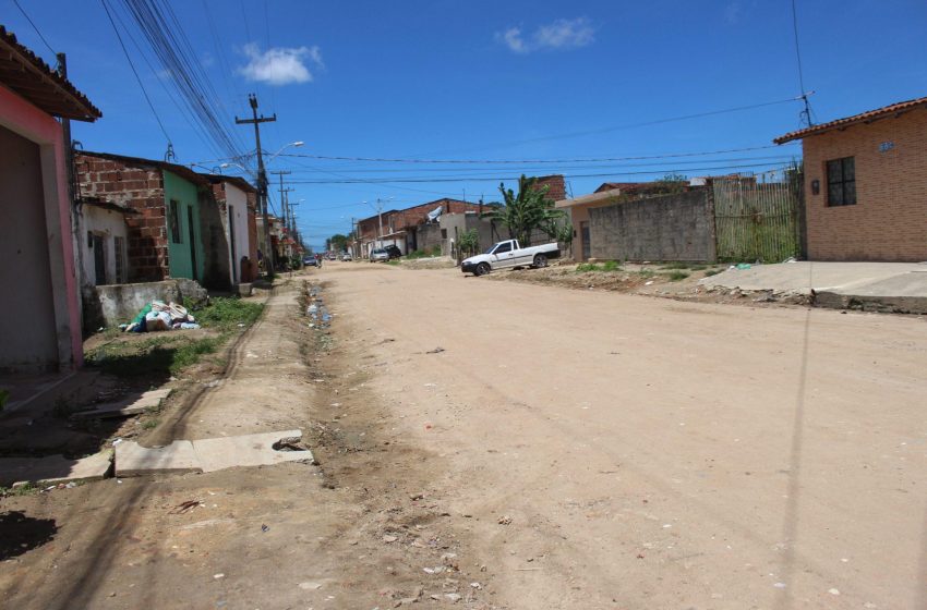 Moradores comemoram obras de drenagem da Rua Ministro Lindolfo Collor, no Village Campestre