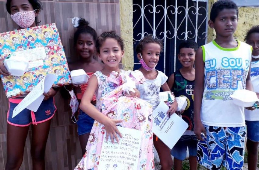 Crianças da Semas recebem presentes do Papai Noel dos Correios