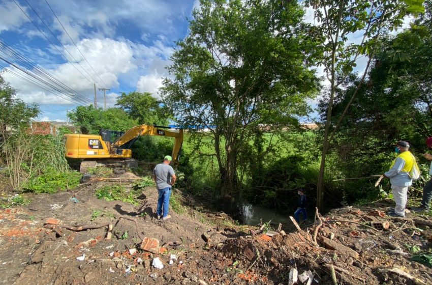 Infraestrutura inicia limpeza na saída da Lagoa da Coca para melhorar escoamento da chuva