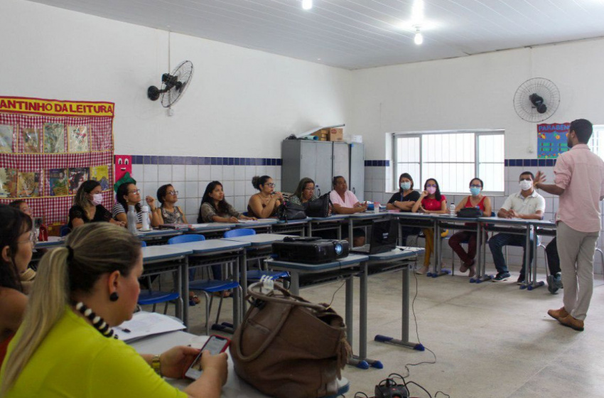 Professores e coordenadores da Escola Municipal Pedro Café participam de palestra sobre o bullying