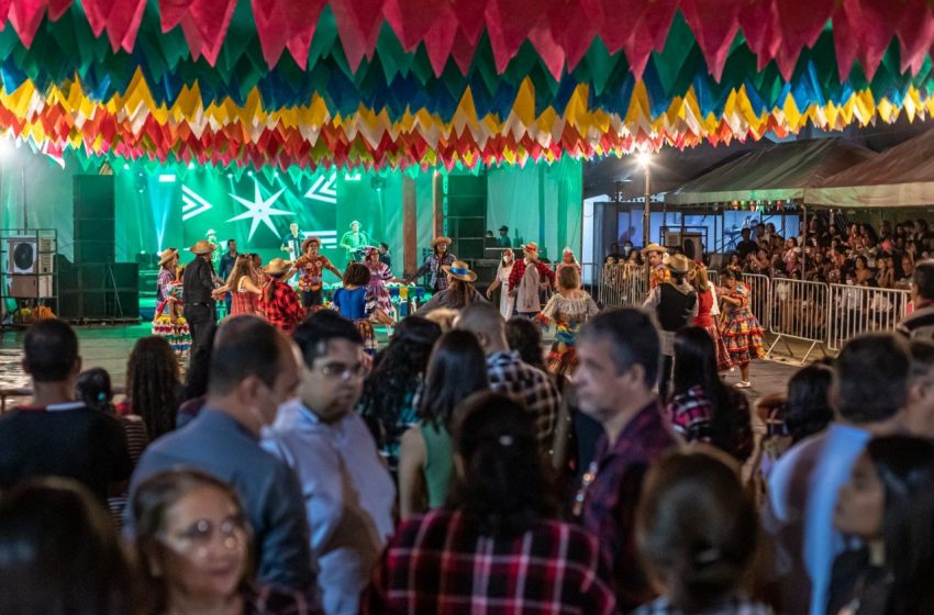 Público lota cidade cenográfica do Polo Tabuleiro para assistir quadrilhas juninas