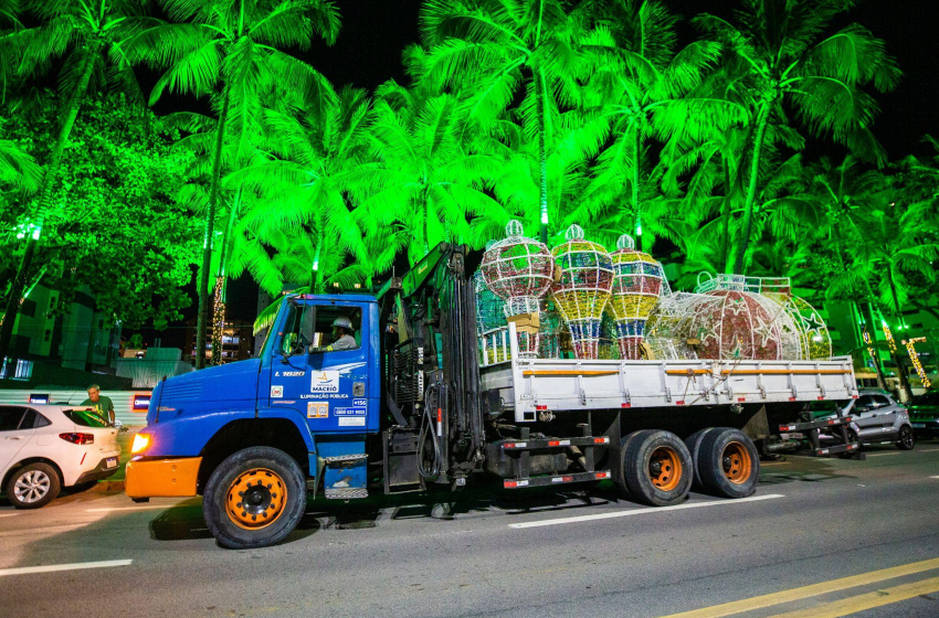 Prefeitura avança com a implantação da decoração de Natal em Maceió