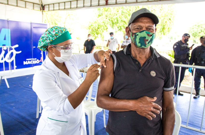 Maceió vacina mais que a média de Alagoas e do Brasil