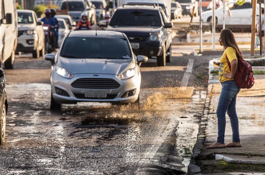 Arremessar água ou detritos em pedestres com o veículo é uma infração média