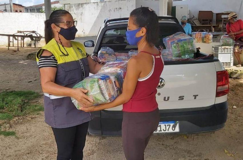 Desenvolvimento Sustentável entrega mais de 80 cestas básicas em Ecopontos da capital
