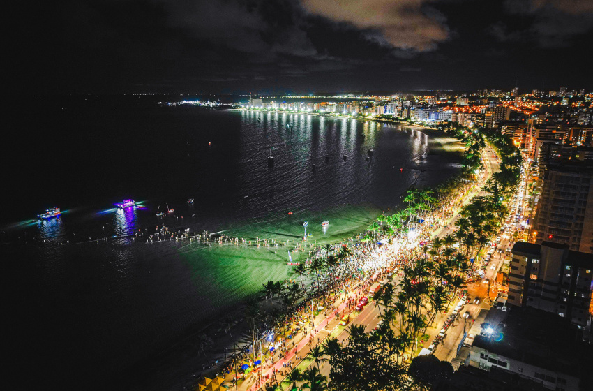 Luau Massayó encanta turistas em noite de superlua na orla de Ponta Verde