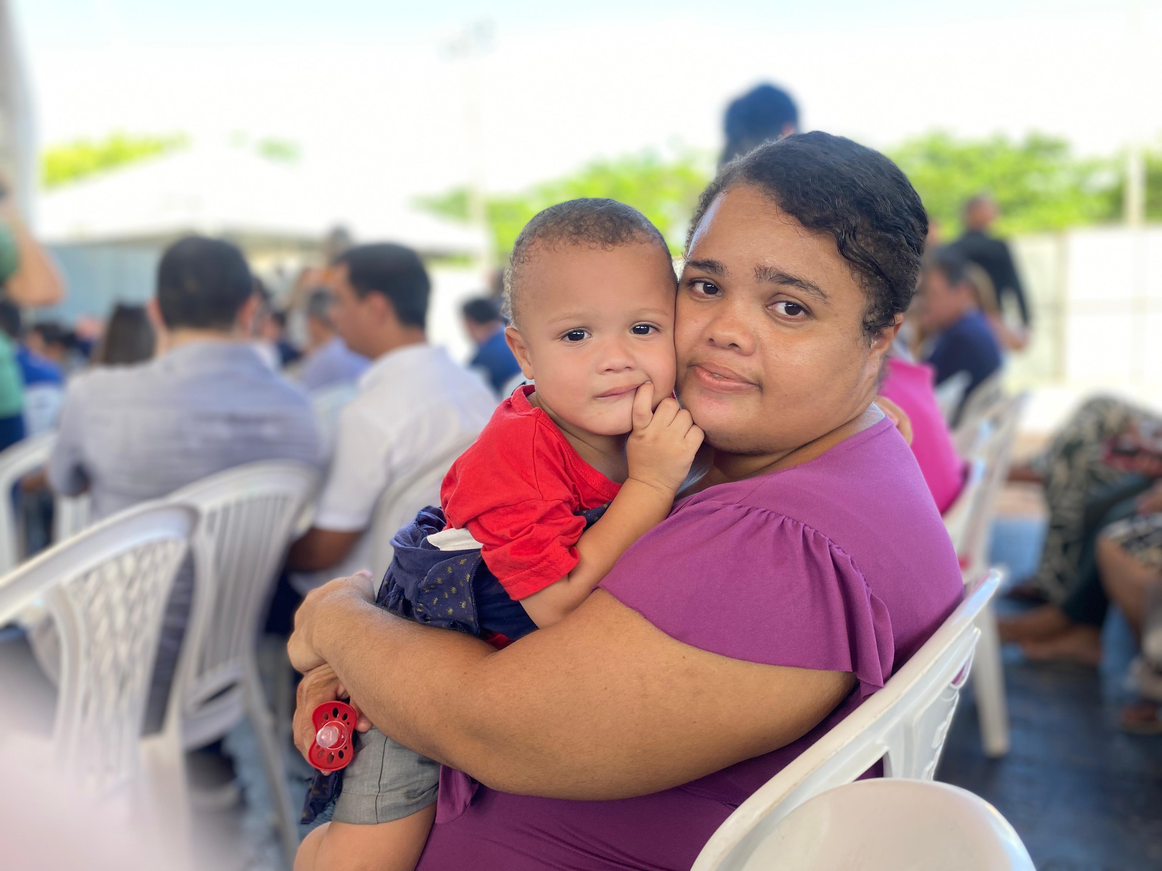 Moradores de comunidades à margem da lagoa comemoram mudança de vida