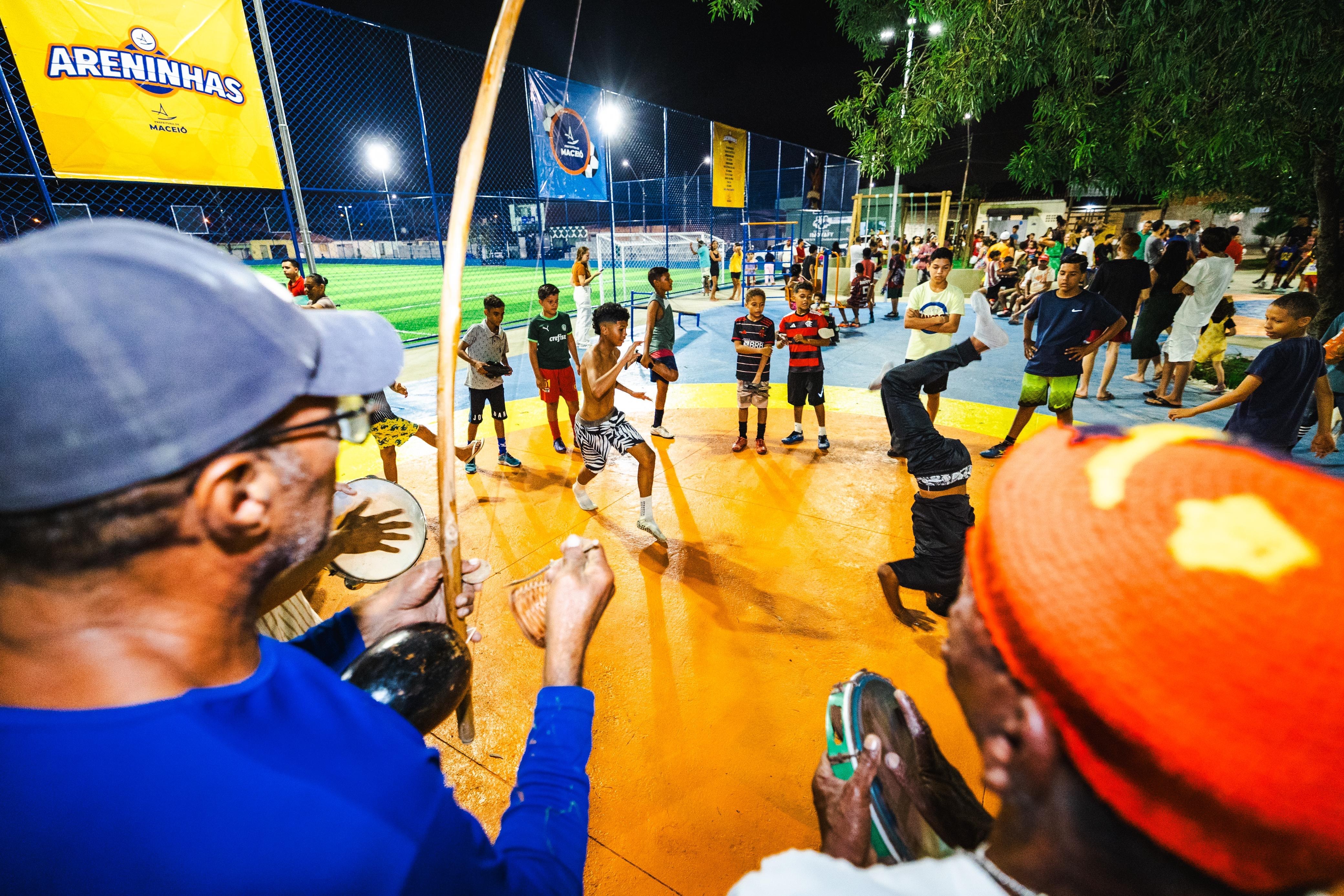 Prefeitura entrega praça e areninha no Dênisson Menezes